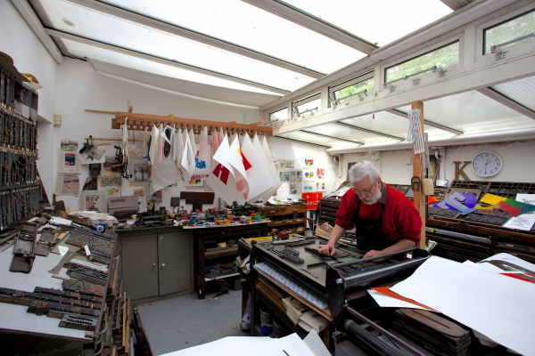 Alan Kitching at work, The Typography Workshop in Kennington, London（タイポグラフィ・ワークショップのアラン・キッチング、ロンドン・ケニントン）／  Photograph by Philip Sayer（写真：フィリップ・セイヤー）／2014 